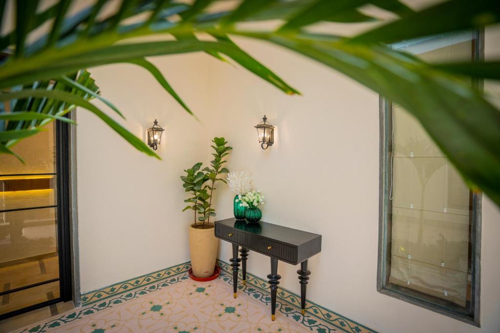Fotografie z fotogalerie ubytování SaffronStays Moringa Valley - Oak Villa v destinaci Udajpur