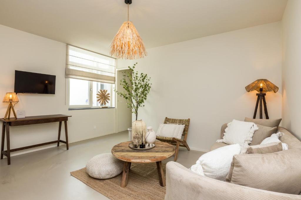 een woonkamer met een bank en een tafel bij Boutiquehotel Omnia in Valkenburg