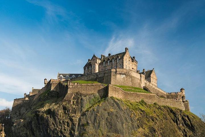 un castello in cima a una montagna di Cozy Castle view flat in Edinburgh EB9 a Edimburgo
