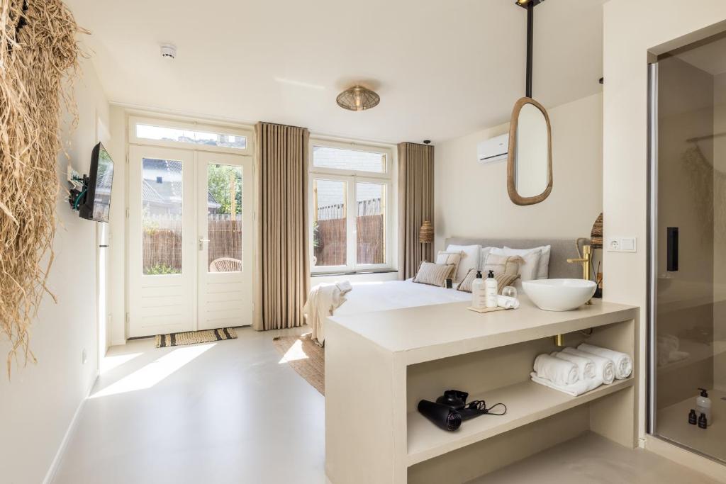 een badkamer met een wastafel en een spiegel bij Boutiquehotel Omnia in Valkenburg
