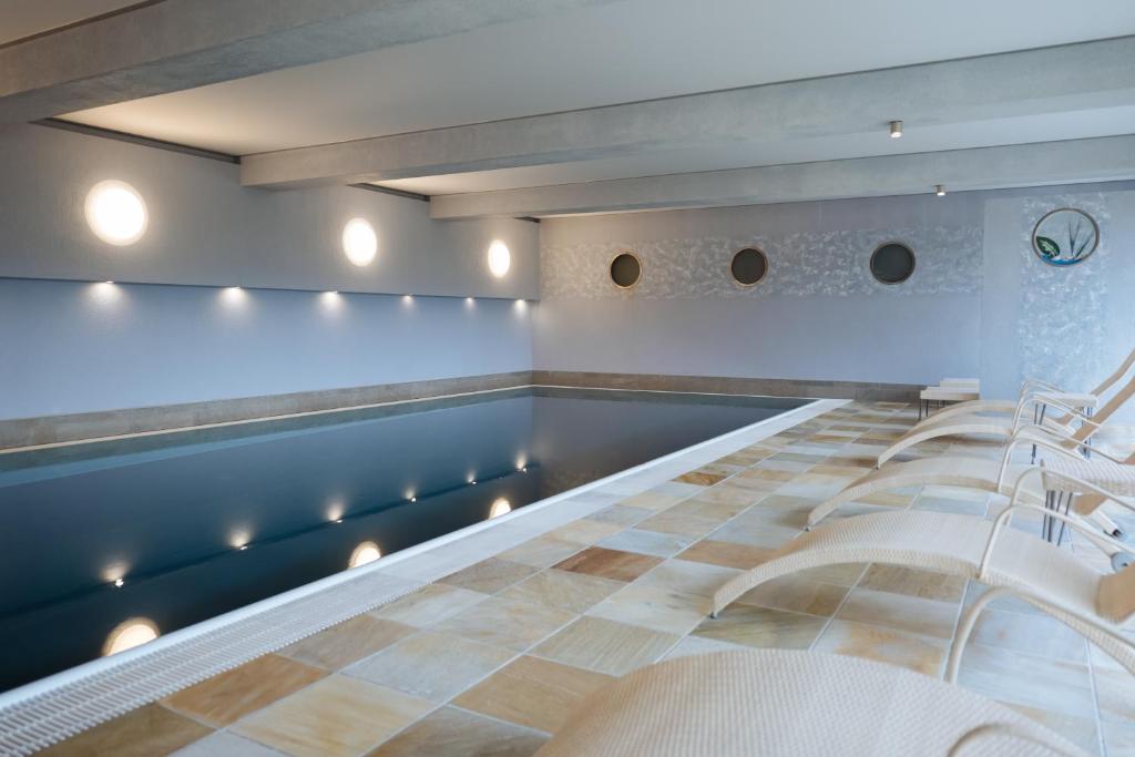 Bazén v ubytování Hotel Sonneck nebo v jeho okolí