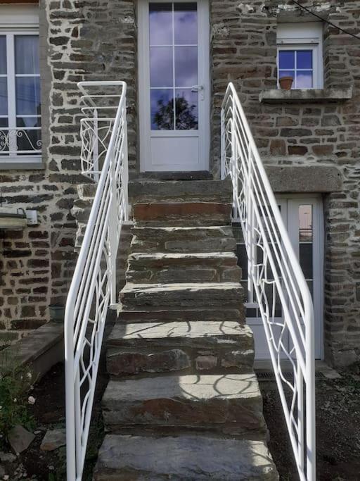 un escalier menant à une porte d'une maison en pierre dans l'établissement Gîte des Vergers 