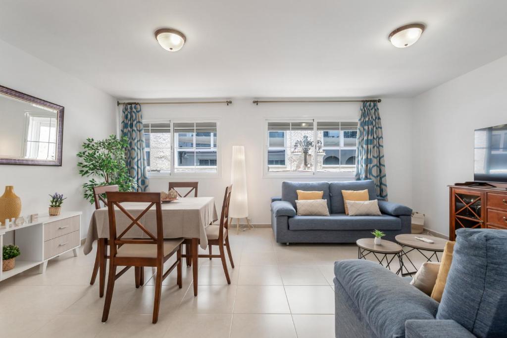 salon ze stołem i kanapą w obiekcie San Miguel centro de Torremolinos w mieście Torremolinos