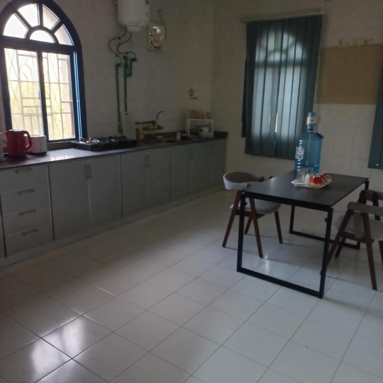 Kuchyň nebo kuchyňský kout v ubytování SALEM House Hostel Nizwa