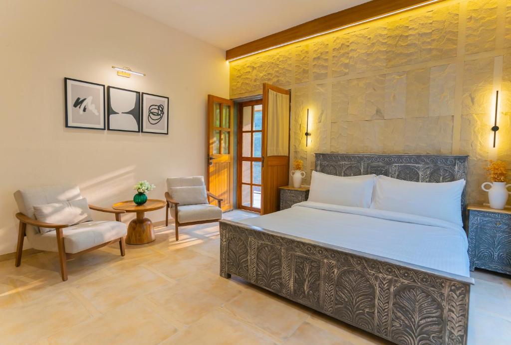 Postel nebo postele na pokoji v ubytování SaffronStays Moringa Valley - Oak Villa
