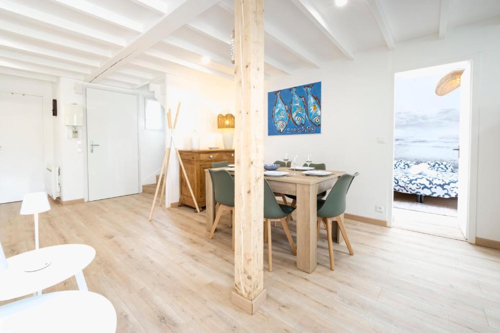 une salle à manger avec une table et des chaises dans l'établissement Evasion Bord de Mer Criques & Côte sauvage, au Pouliguen