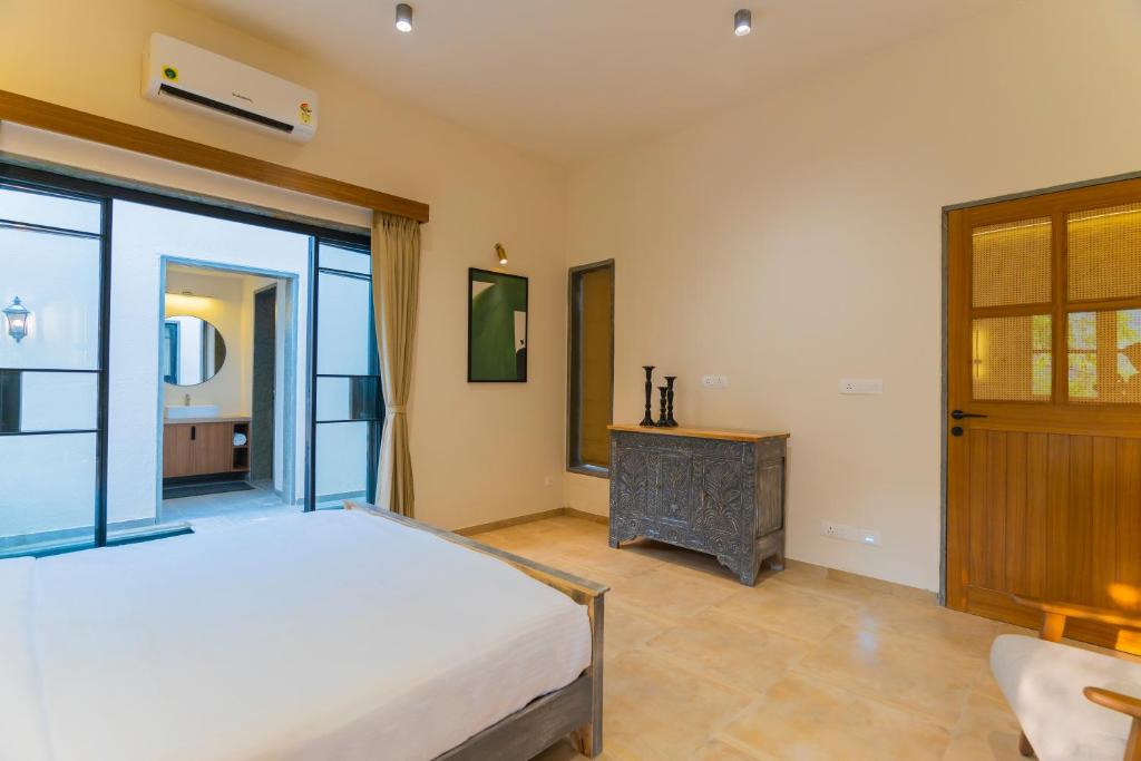 Postel nebo postele na pokoji v ubytování SaffronStays Moringa Valley - Oak Villa