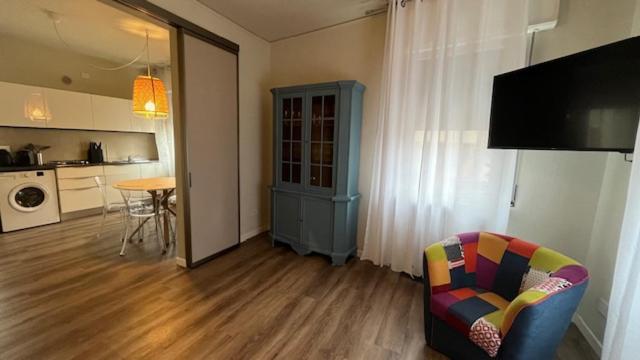 una sala de estar con una silla y una mesa. en Giovy House, en Lazise
