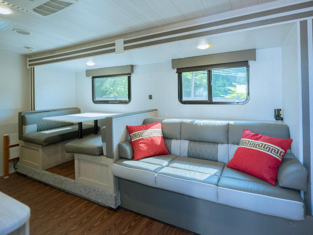Posezení v ubytování Gramercy Village 山中湖 Glamping &Sauna