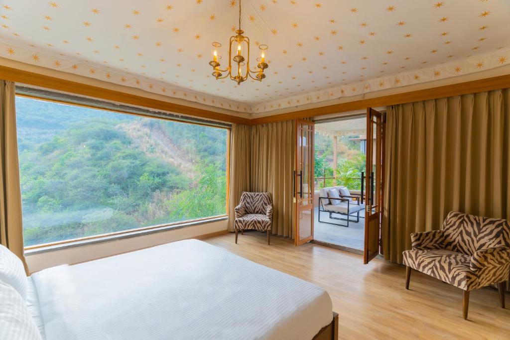 Postel nebo postele na pokoji v ubytování SaffronStays Moringa Valley - Oak Villa