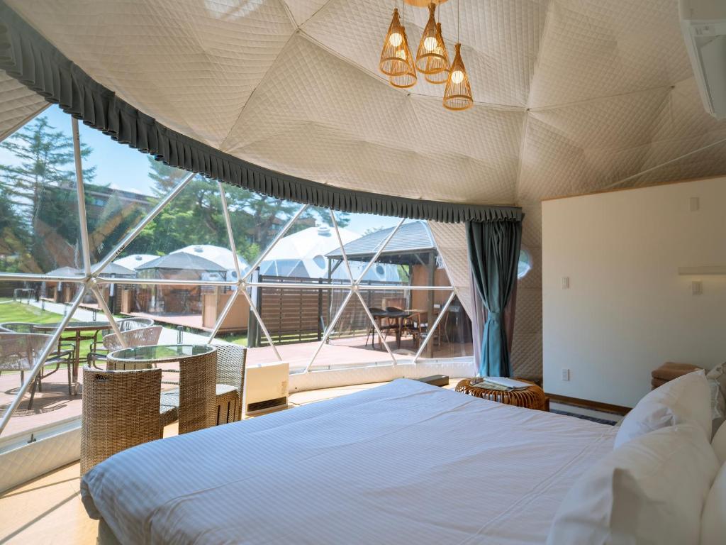 Postel nebo postele na pokoji v ubytování Gramercy Village 山中湖 Glamping &Sauna