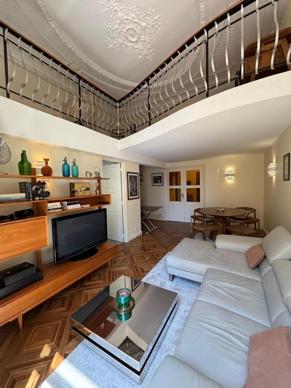 un salon avec un canapé et une table dans l'établissement Villa Isola, à Menton