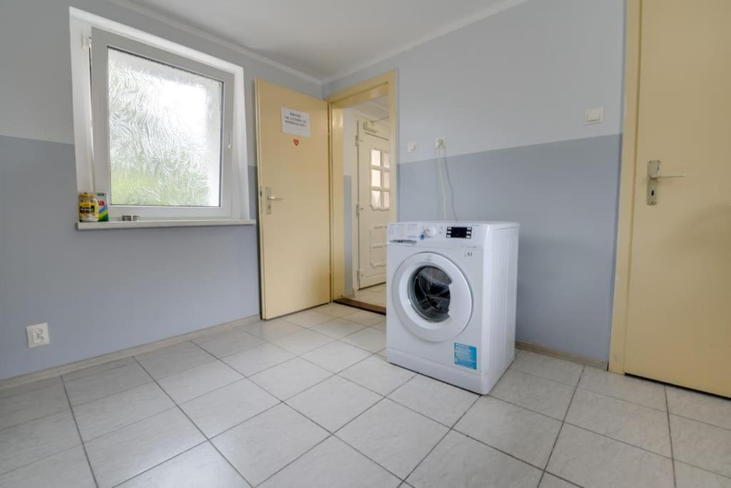 a washing machine in a room with a window at 3A Neu renoviert 3 Zi 5 Betten in Schwedt