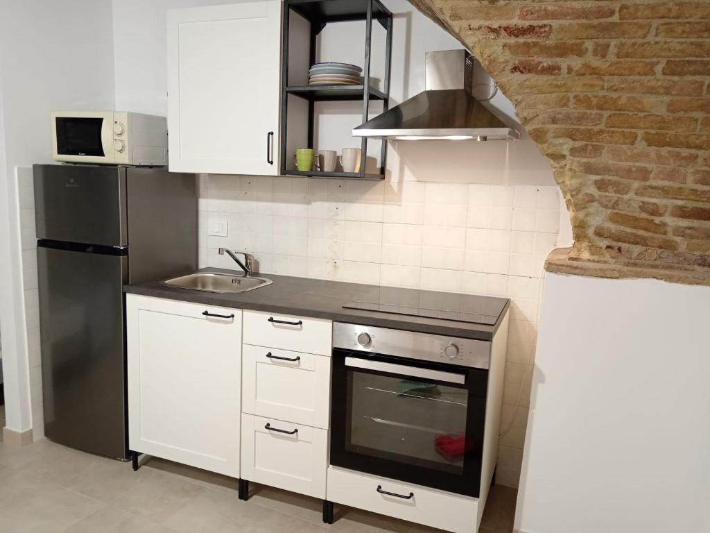 una cucina con piano cottura, lavandino e frigorifero di GiuattyHomeHolidayTermoli2 a Termoli
