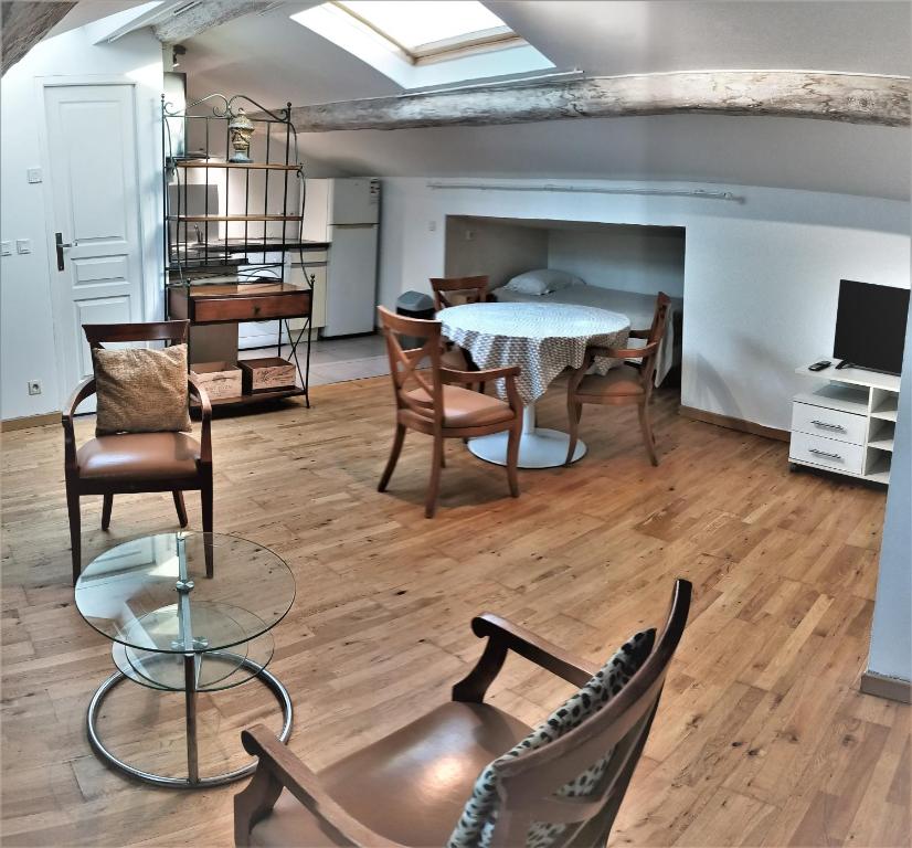 un salon avec une table et des chaises et une salle à manger dans l'établissement 