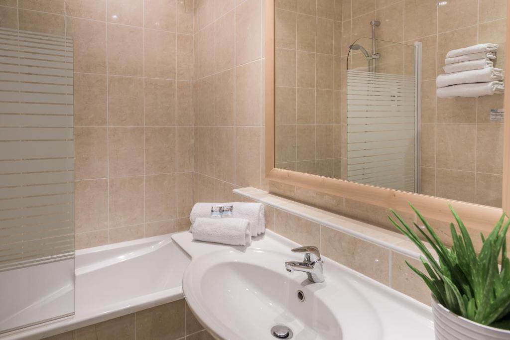 Mercure Tours Centre Gare et Congrès - Family Double Room With Sofa Bed