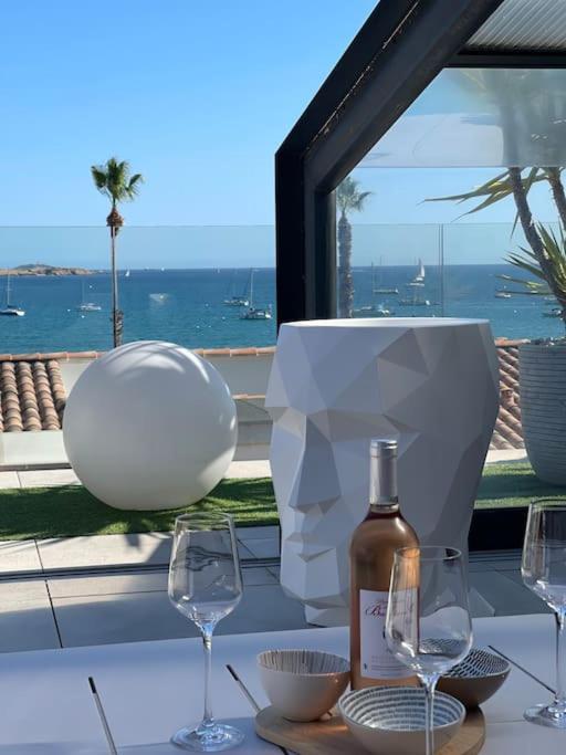 - une table avec 2 verres et une bouteille de vin dans l'établissement Appartement 3 ch vue mer O Fil de L'eau Bandol, à Bandol