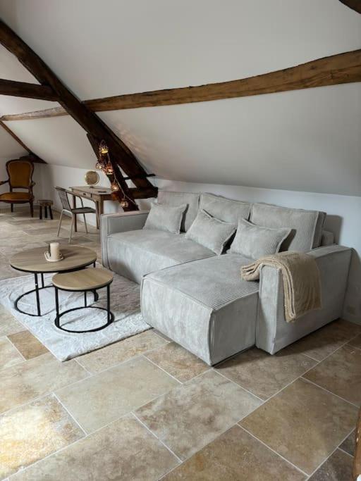 - un salon avec un canapé gris et des tables dans l'établissement Appartement au Cœur d'Auxerre, à Auxerre