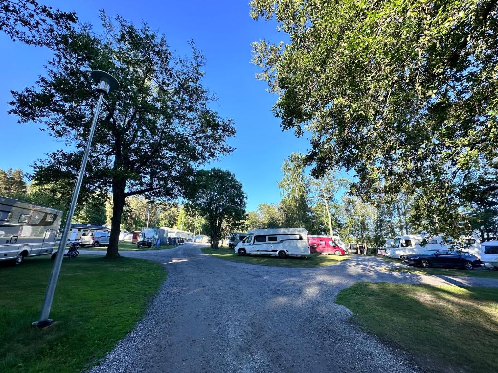 ウーシカウプンキにあるSanttioranta Campingのキャンプ場の道路に車が駐車されている