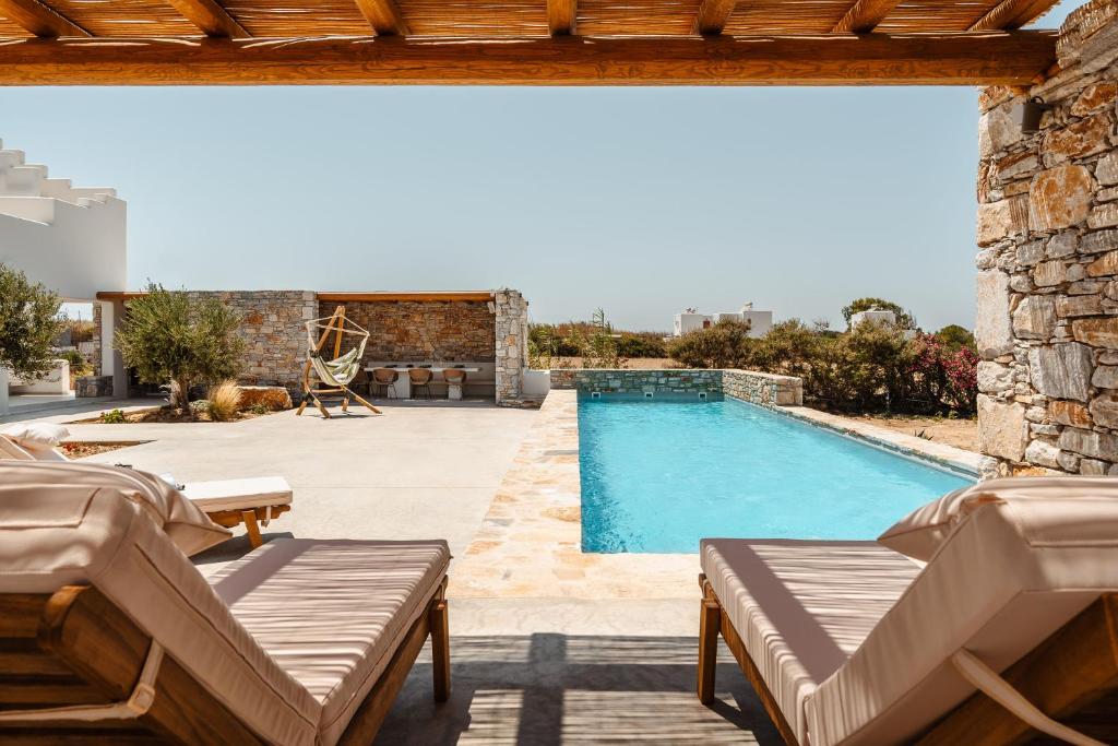 una piscina en una villa con patio en SIMIU Villa with Private Swimming Pool, en Agia Anna de Naxos
