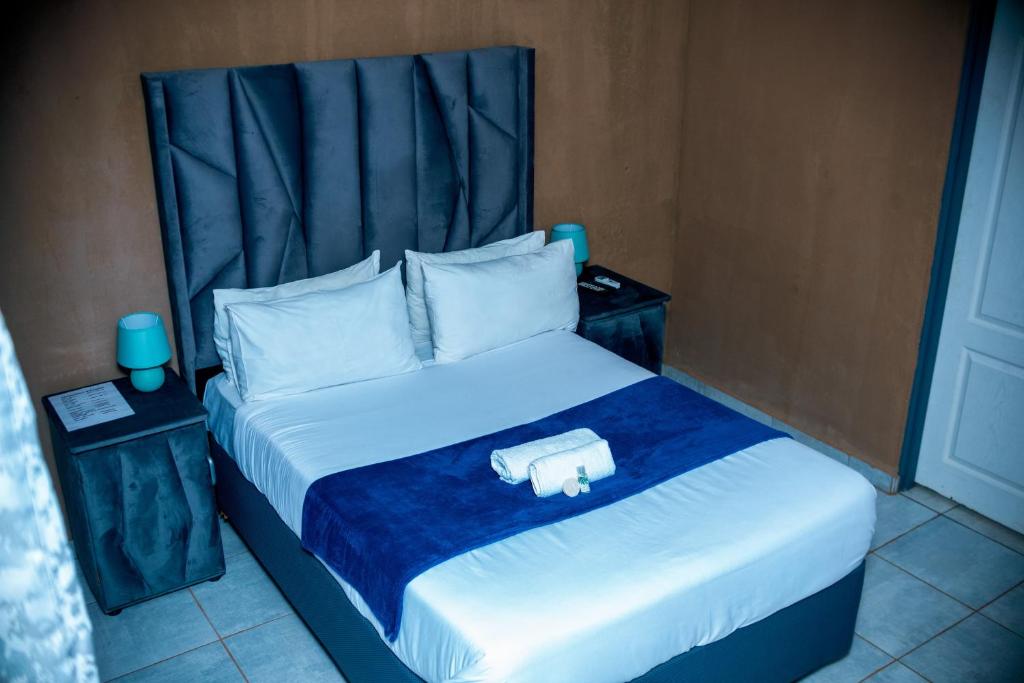 Rúm í herbergi á Lugogo Guesthouse
