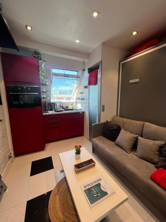 un salon avec un canapé et une table dans l'établissement JOIA PARIS - Montparnasse, à Paris