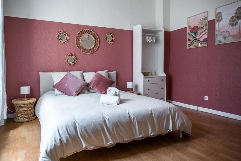 Postel nebo postele na pokoji v ubytování Maison de Léa, climatisée, 50 m marché local de Bergerac, terrasse