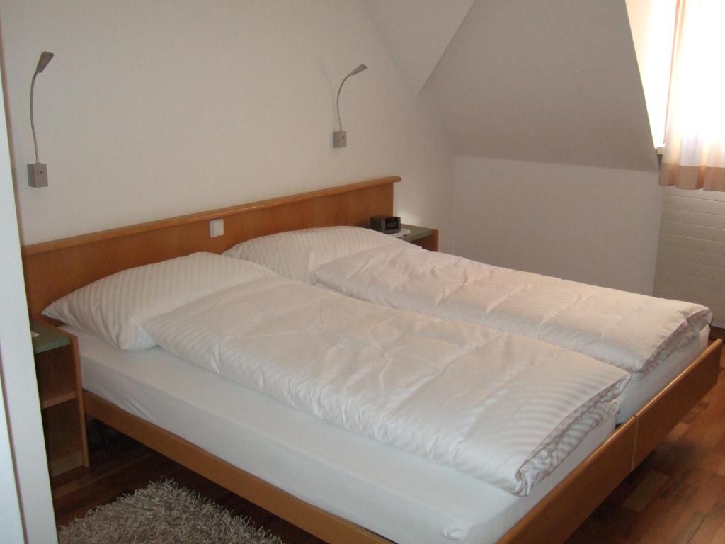 Postel nebo postele na pokoji v ubytování Gasthaus zur Sonne