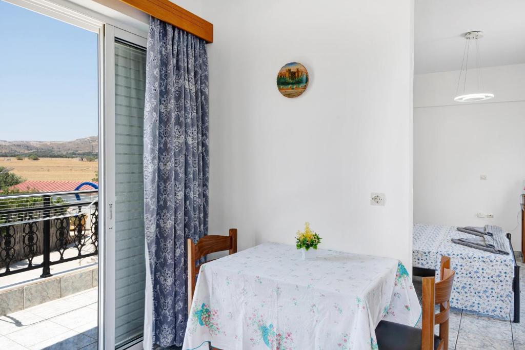 Postel nebo postele na pokoji v ubytování Athina seaside