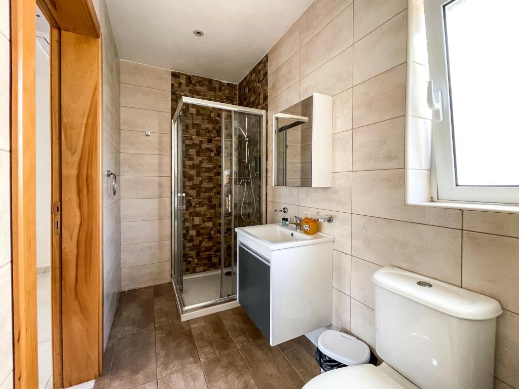 Koupelna v ubytování Msida Central Suites - EMMNIC Court