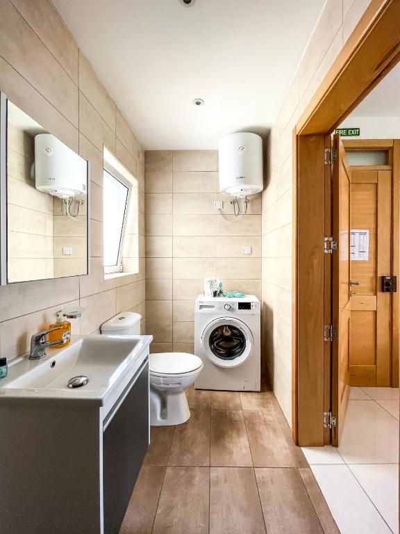 Koupelna v ubytování Msida Central Suites - EMMNIC Court