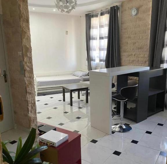 un salon avec une table et un canapé dans l'établissement T2 Spacieux Marseille centre ville, à Marseille