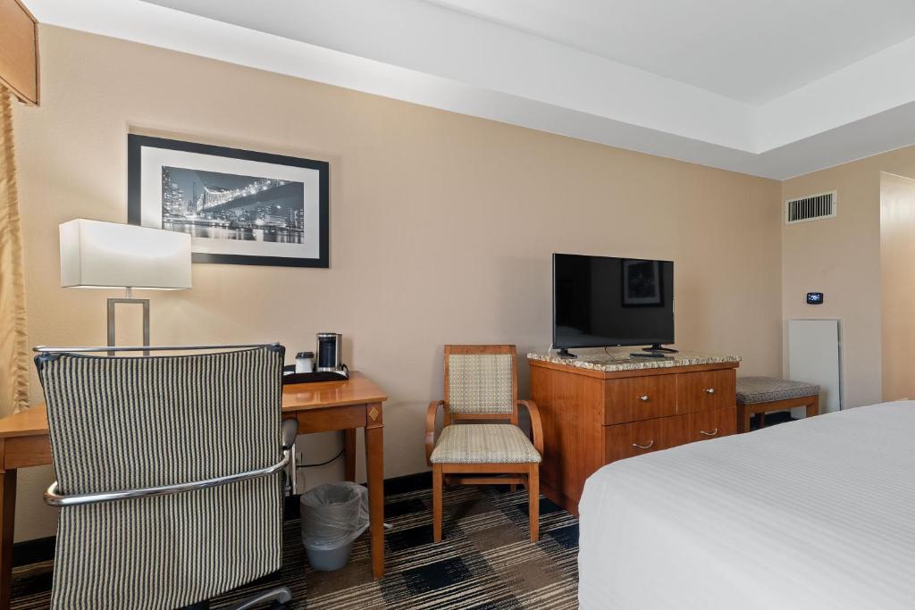 TV a/nebo společenská místnost v ubytování Hotel Executive Suites