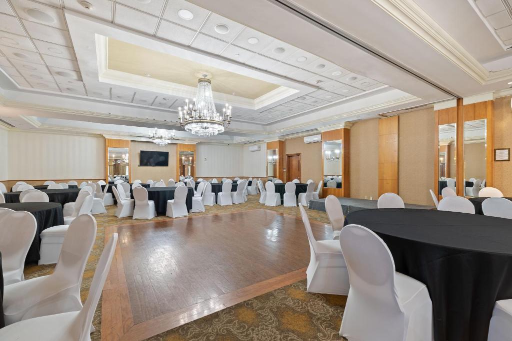 TV a/nebo společenská místnost v ubytování Hotel Executive Suites