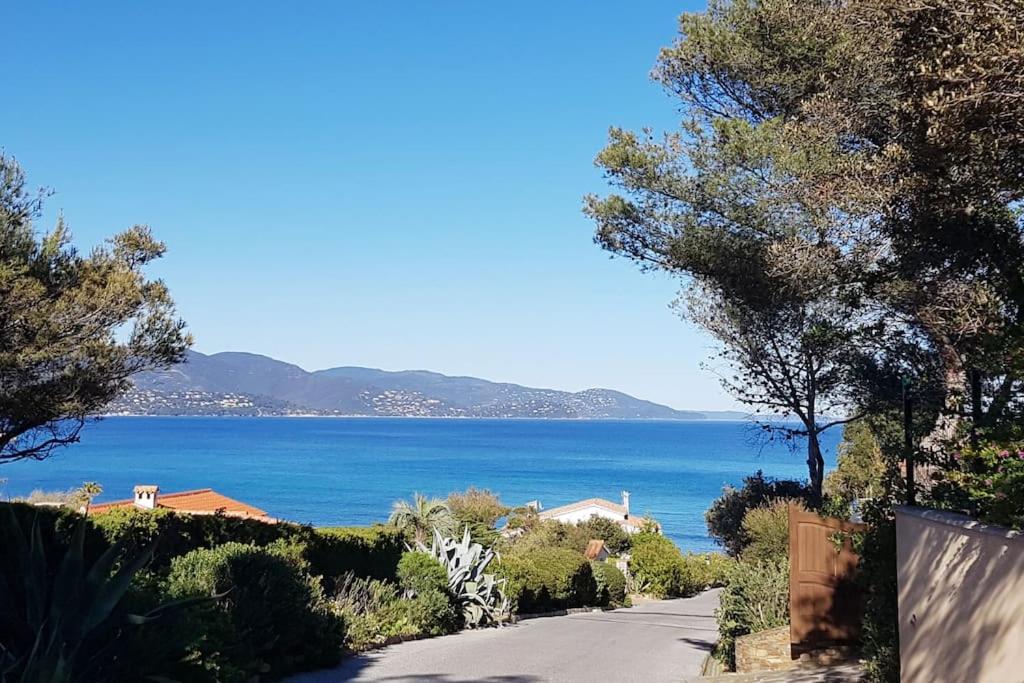 une route avec vue sur l'océan sur une colline dans l'établissement Appartement 4 personnes dans domaine privé, calme, plage, à Bormes-les-Mimosas