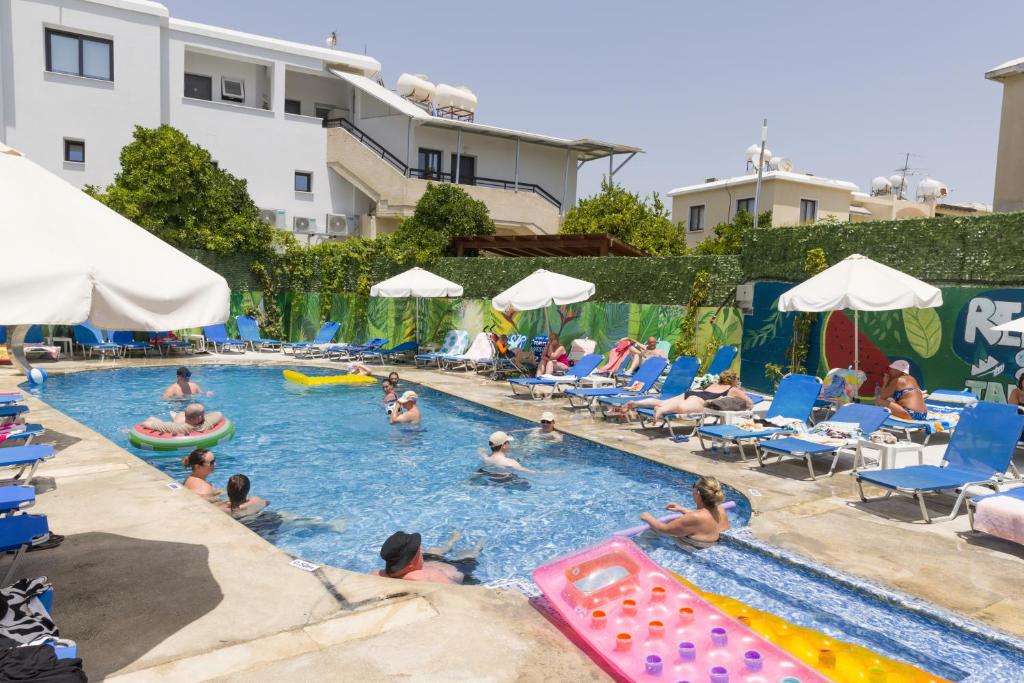 Bazén v ubytování Alecos Hotel Apartments nebo v jeho okolí