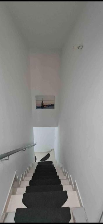 un escalier dans un immeuble avec une personne à une fenêtre dans l'établissement Appartement f3 Sevran, à Sevran