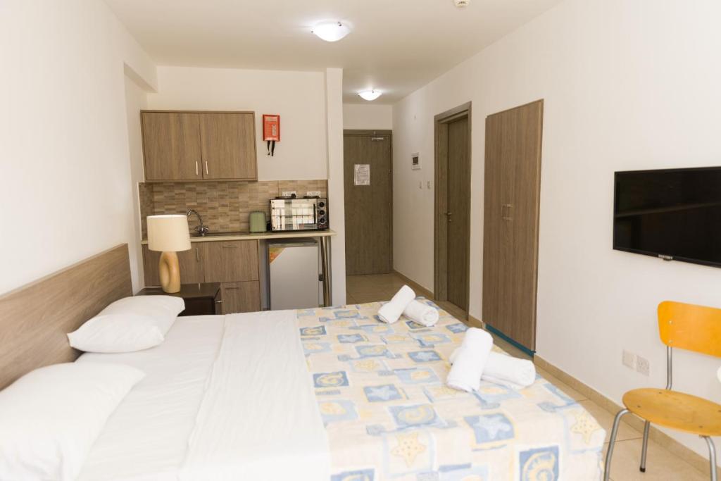 Postel nebo postele na pokoji v ubytování Alecos Hotel Apartments