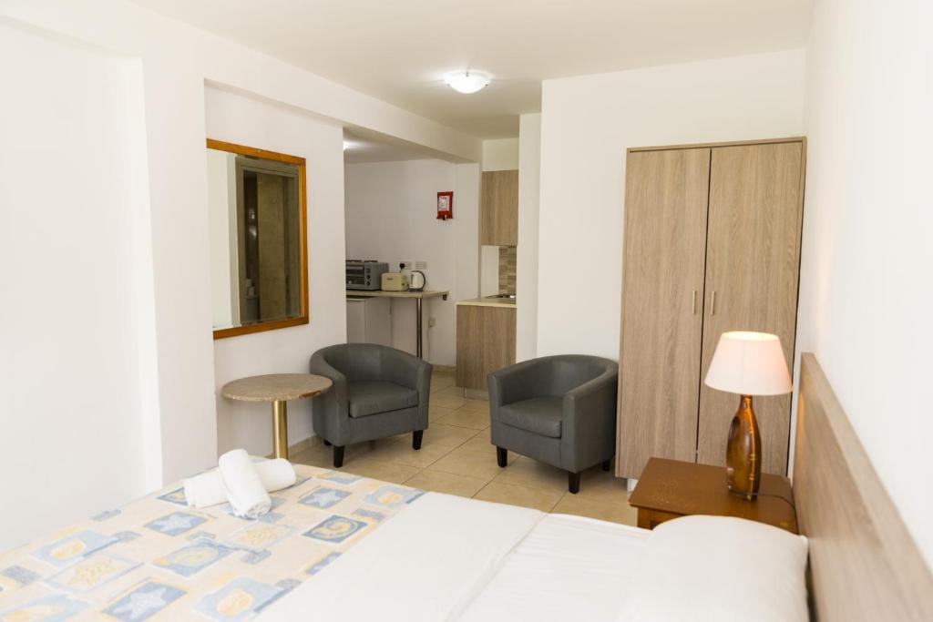 Postel nebo postele na pokoji v ubytování Alecos Hotel Apartments