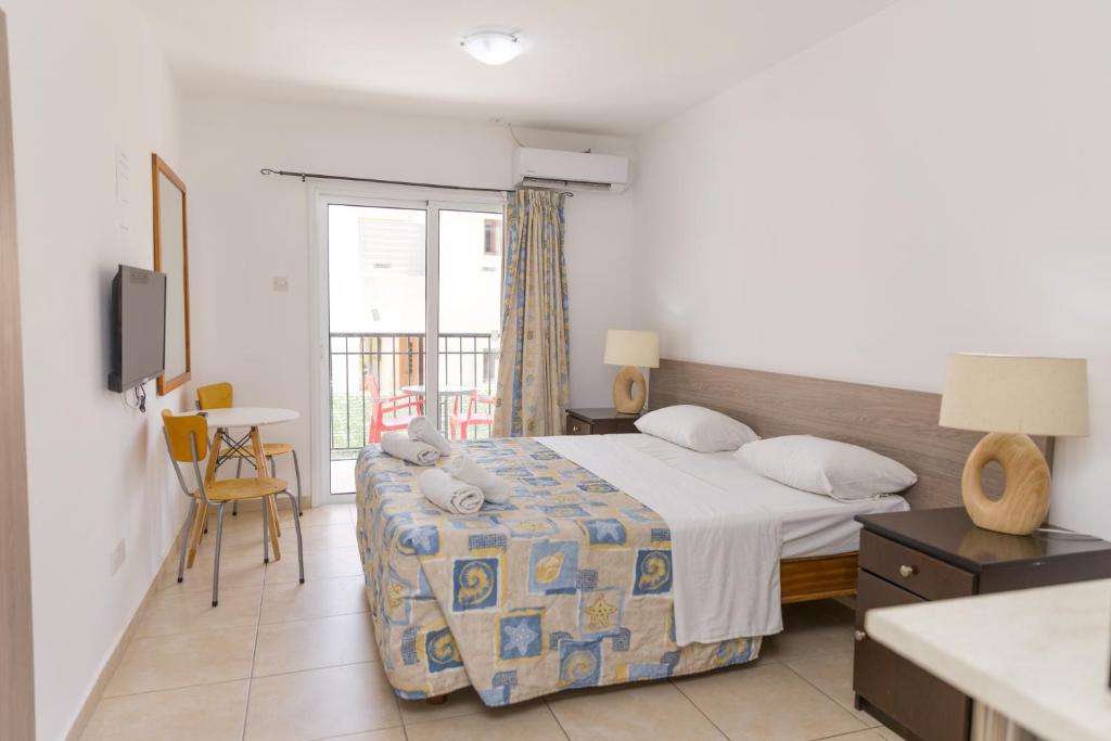 Postel nebo postele na pokoji v ubytování Alecos Hotel Apartments