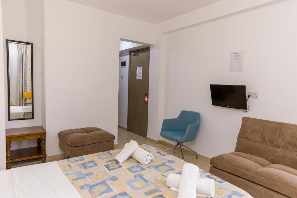 TV a/nebo společenská místnost v ubytování Alecos Hotel Apartments