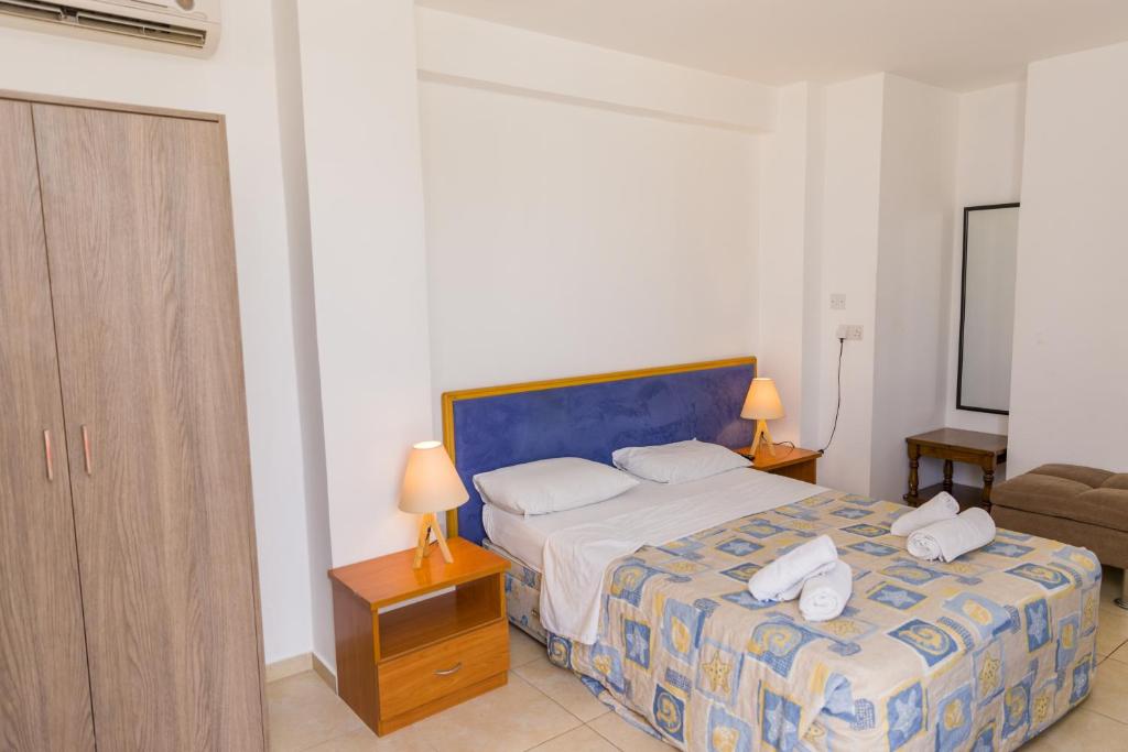 Postel nebo postele na pokoji v ubytování Alecos Hotel Apartments
