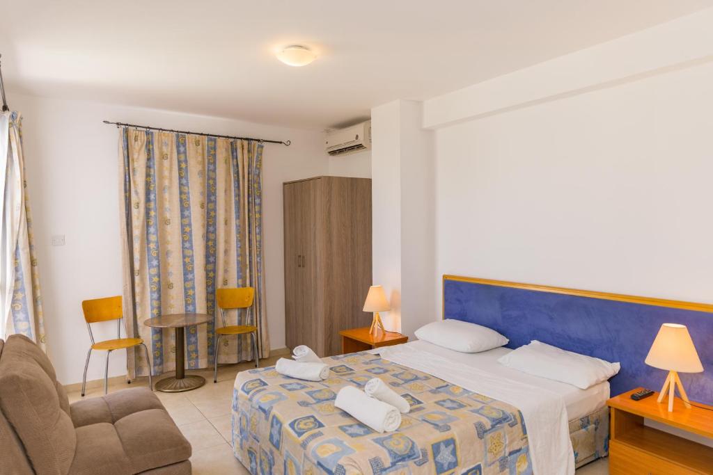Postel nebo postele na pokoji v ubytování Alecos Hotel Apartments