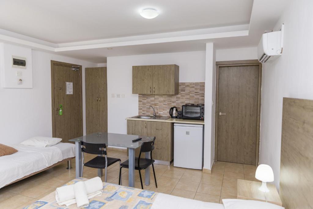 Kuchyň nebo kuchyňský kout v ubytování Alecos Hotel Apartments