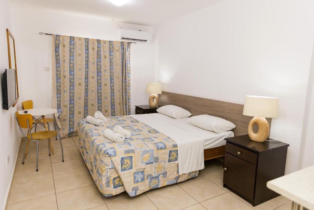 Postel nebo postele na pokoji v ubytování Alecos Hotel Apartments