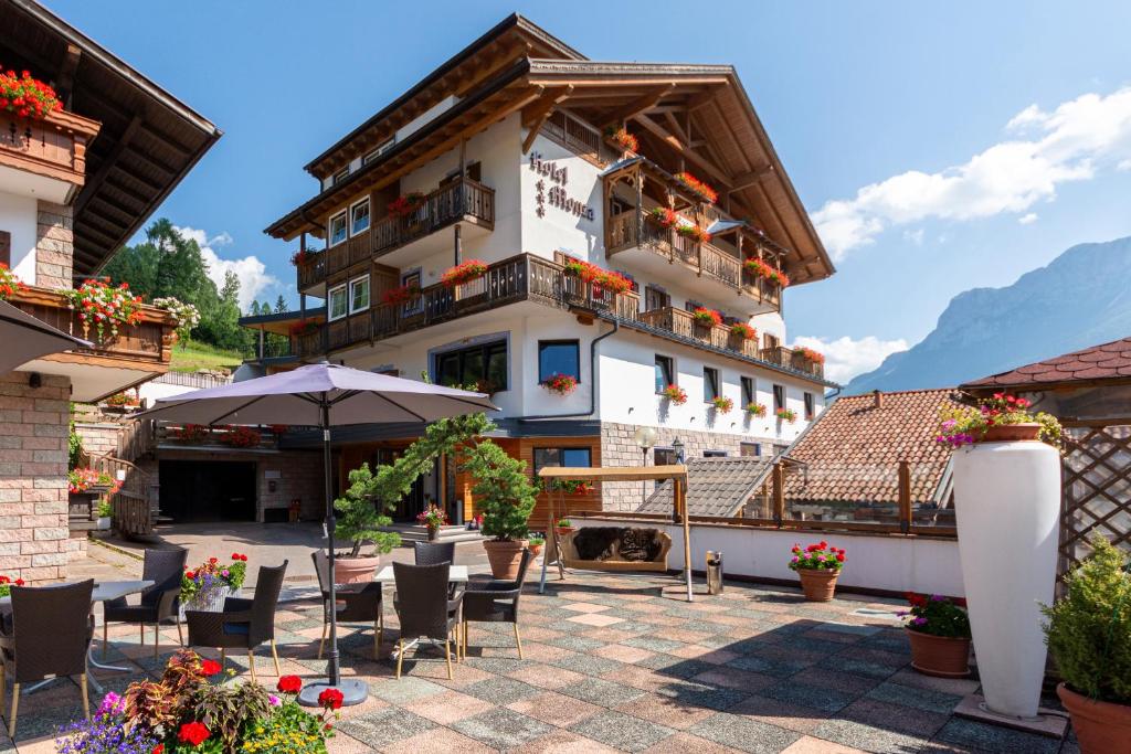 Nespecifikovaný výhled na hory nebo výhled na hory při pohledu z hotelu