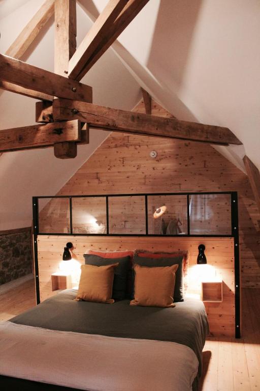 - une chambre mansardée avec un grand lit dans l'établissement Duplex accès jacuzzi illimité Z, à Villedieu-les-Poêles