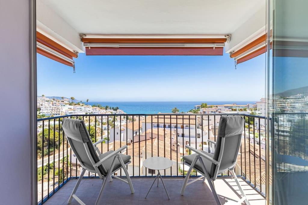 balkon z dwoma krzesłami i widokiem na ocean w obiekcie Edificio Miami, 2 bedroom w mieście Nerja