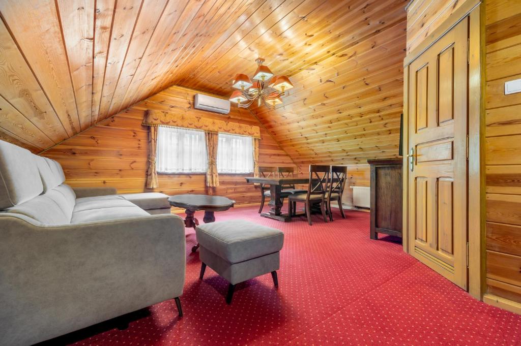 Posedenie v ubytovaní Hotel Dworek Wapionka