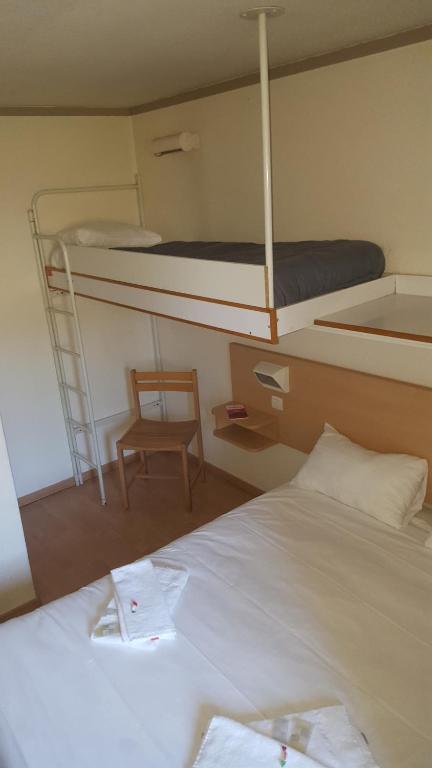 FastHotel Montpellier Ouest - Un Hôtel FH Classic - Habitación Triple Básica Con Baño Compartido